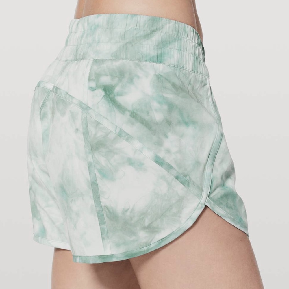 Lulu Lemon Blue Diamond Die Tracker Shorts Size 8